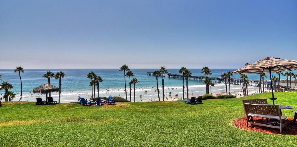 a park with a view of a beach with palm trees at Beachcomber Inn in San Clemente