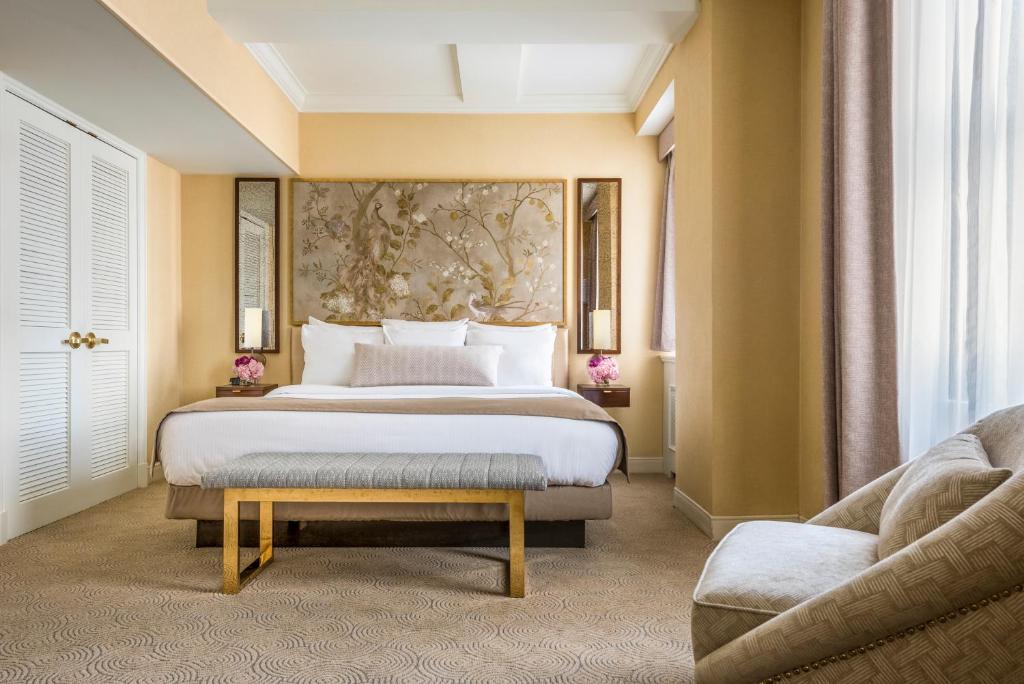 een hotelkamer met een bed en een bank bij Warwick Allerton Chicago in Chicago