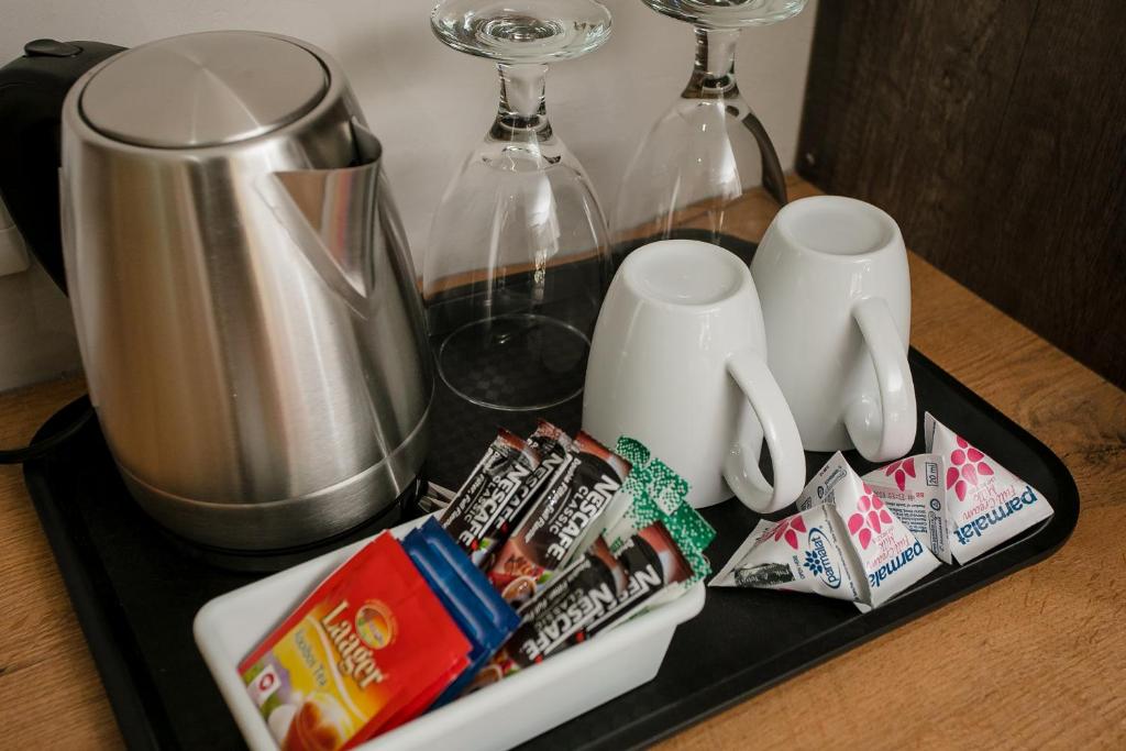 Příslušenství pro přípravu čaje a kávy v ubytování Vinique Guesthouse