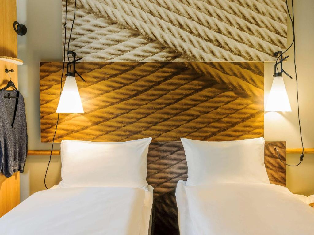 Postel nebo postele na pokoji v ubytování ibis Hotel Muenchen City West