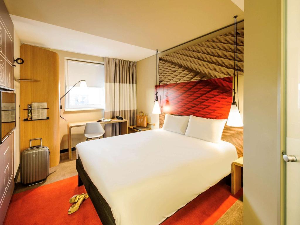 Postel nebo postele na pokoji v ubytování ibis Hotel Muenchen City West