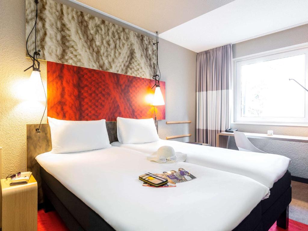 Postel nebo postele na pokoji v ubytování ibis Hotel Muenchen City West
