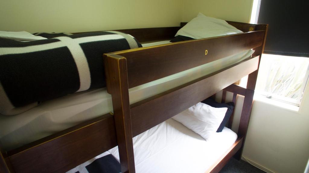 Postel nebo postele na pokoji v ubytování Tombstone Motel, Lodge & Backpackers