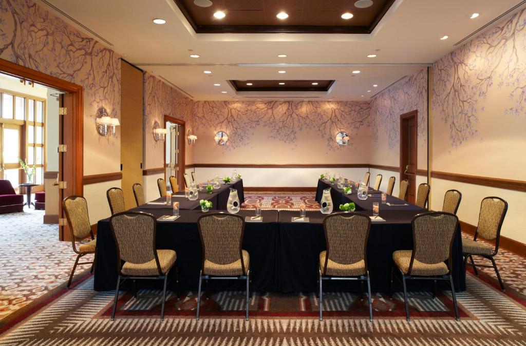 Posezení v ubytování Kimpton Riverplace Hotel by IHG