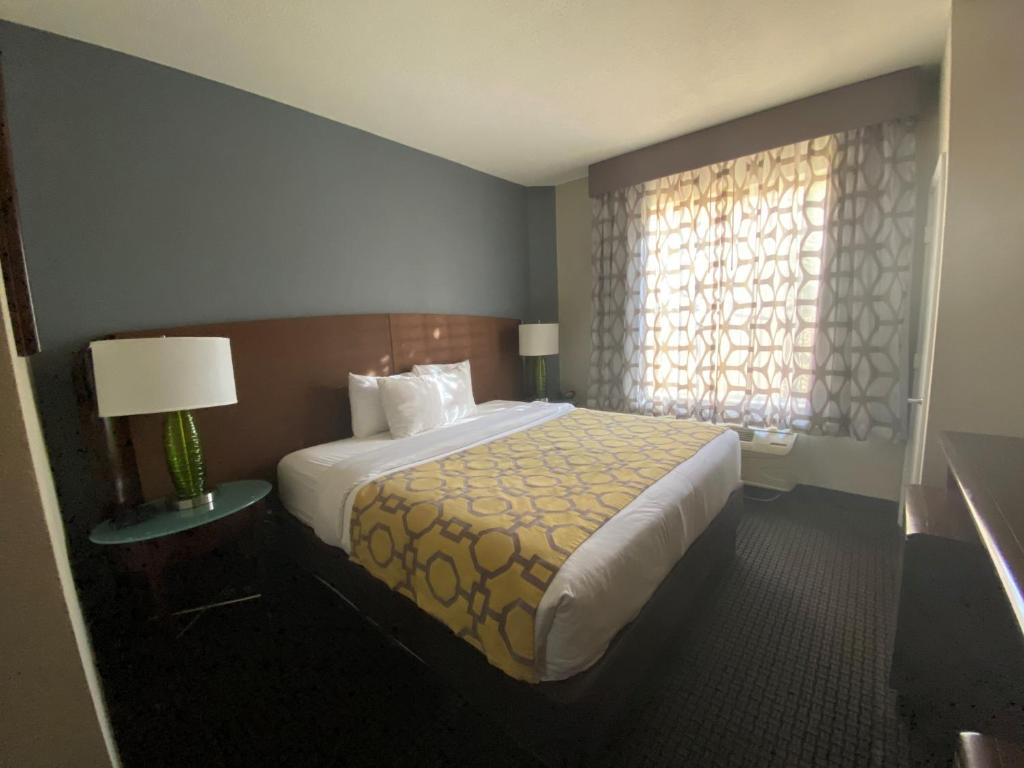 Cama ou camas em um quarto em Baymont by Wyndham Colorado Springs