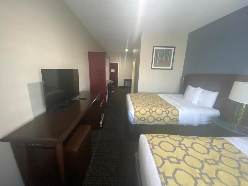 Cama ou camas em um quarto em Baymont by Wyndham Colorado Springs