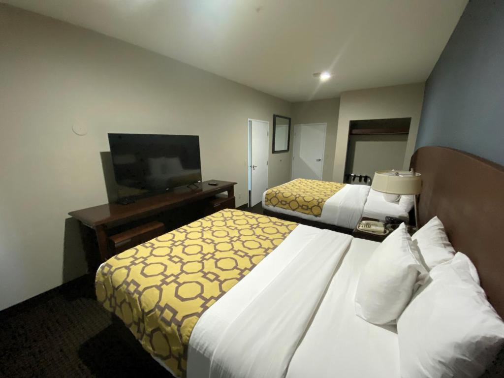 Cama ou camas em um quarto em Baymont by Wyndham Colorado Springs