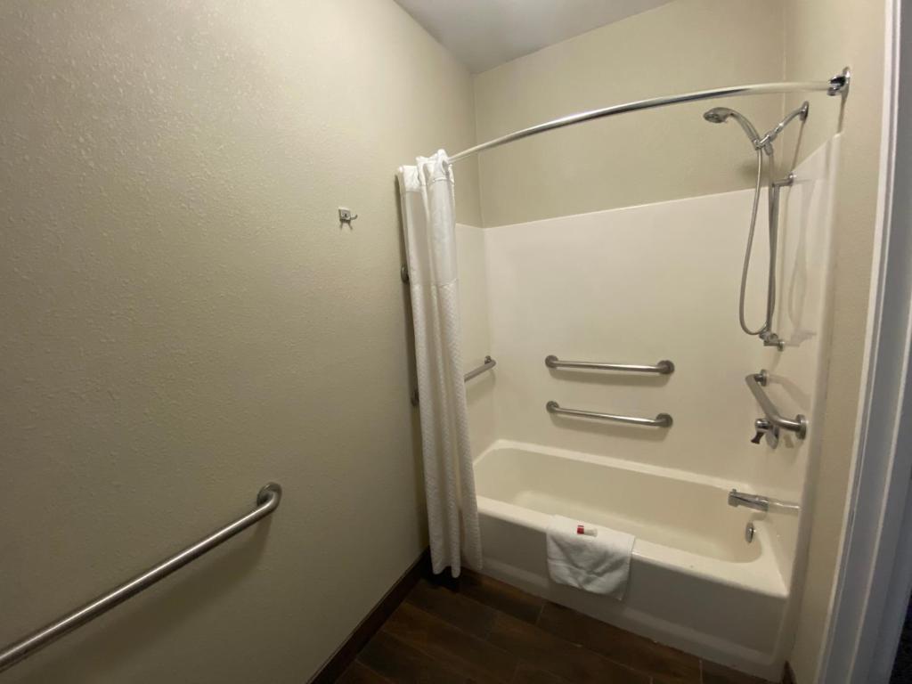 Um banheiro em Baymont by Wyndham Colorado Springs
