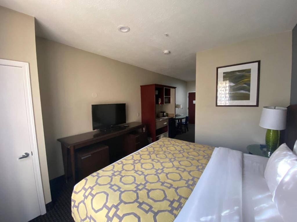 Uma TV ou centro de entretenimento em Baymont by Wyndham Colorado Springs