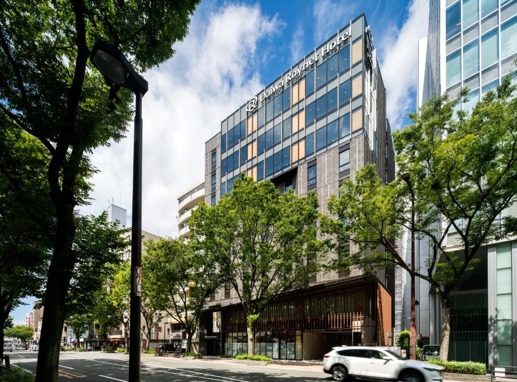 福岡市にあるダイワロイネットホテル博多冷泉 PREMIER - 旧:ダイワロイネットホテル博多冷泉の建物前に駐車した白車