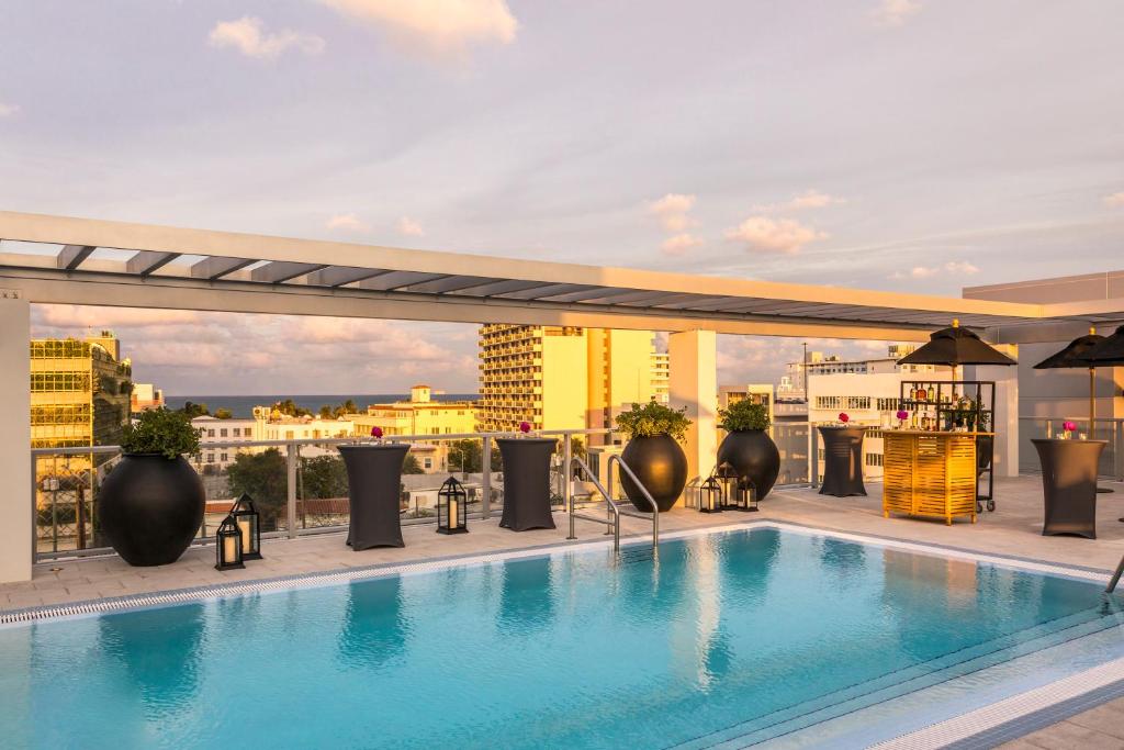 A piscina localizada em Kimpton Angler’s Hotel South Beach by IHG ou nos arredores