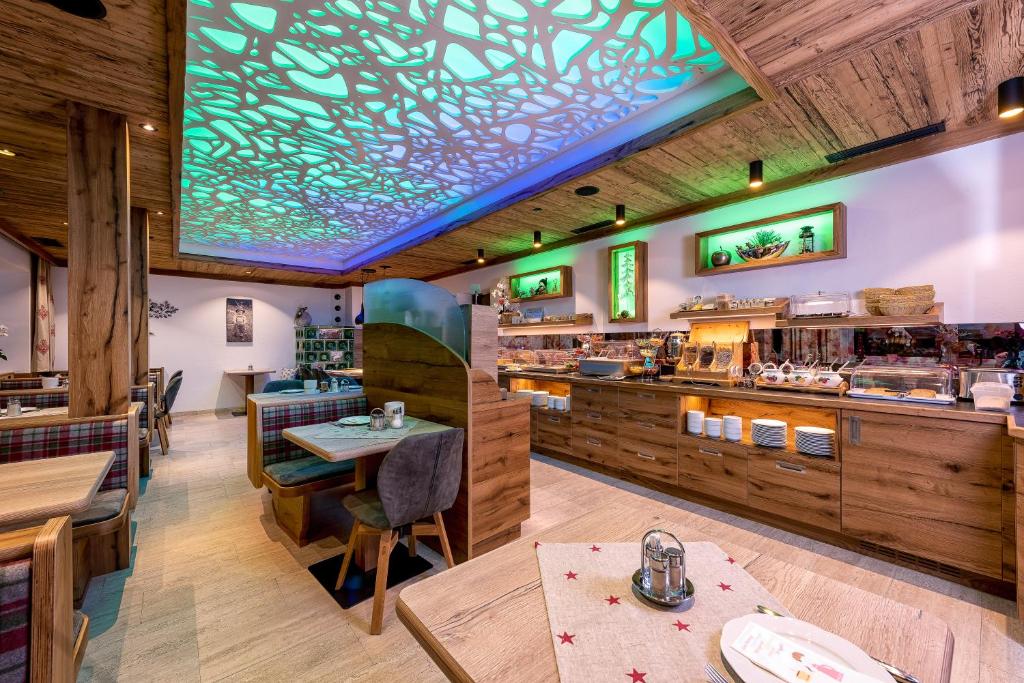 Restaurace v ubytování Hotel Garni Siegmundshof - inclusive Joker Card im Sommer