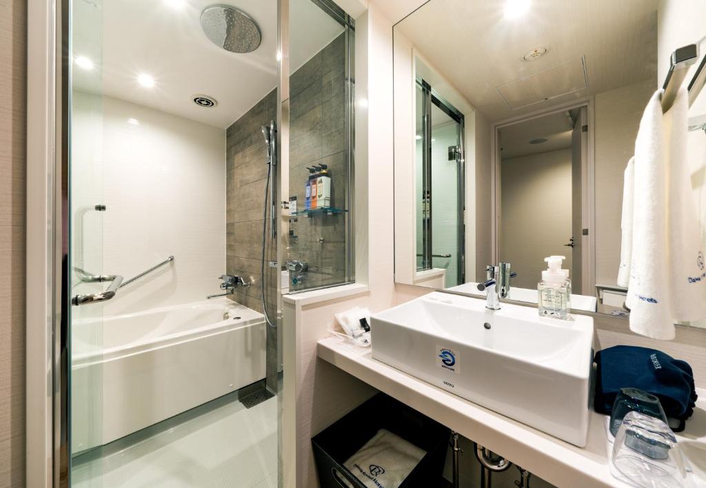 Daiwa Roynet Hotel Hakata Reisen PREMIER - former Daiwa Roynet Hotel Hakata Reisen的一间浴室