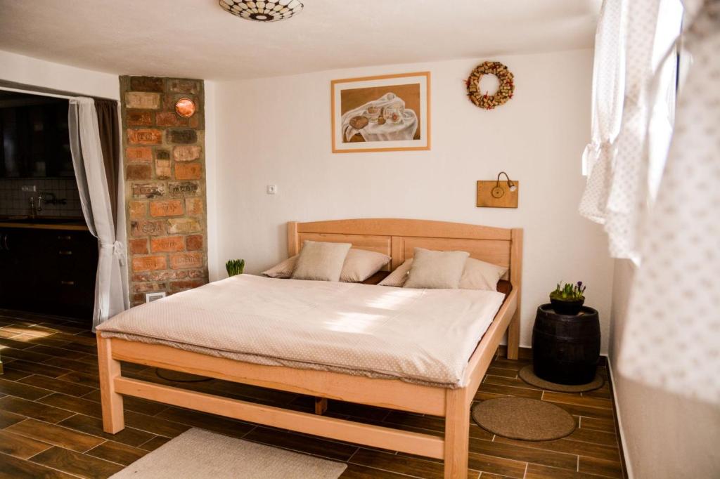 1 dormitorio con 1 cama en una habitación en Vinný sklep, en Moravská Nová Ves