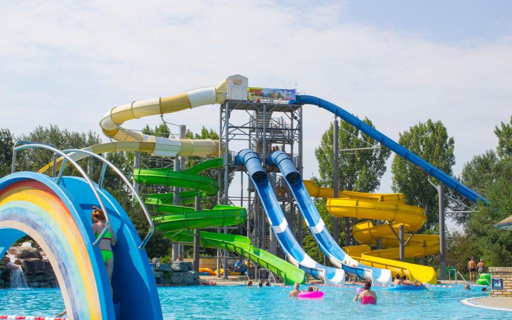 Bazén v ubytování Lipót Termál Camping nebo v jeho okolí