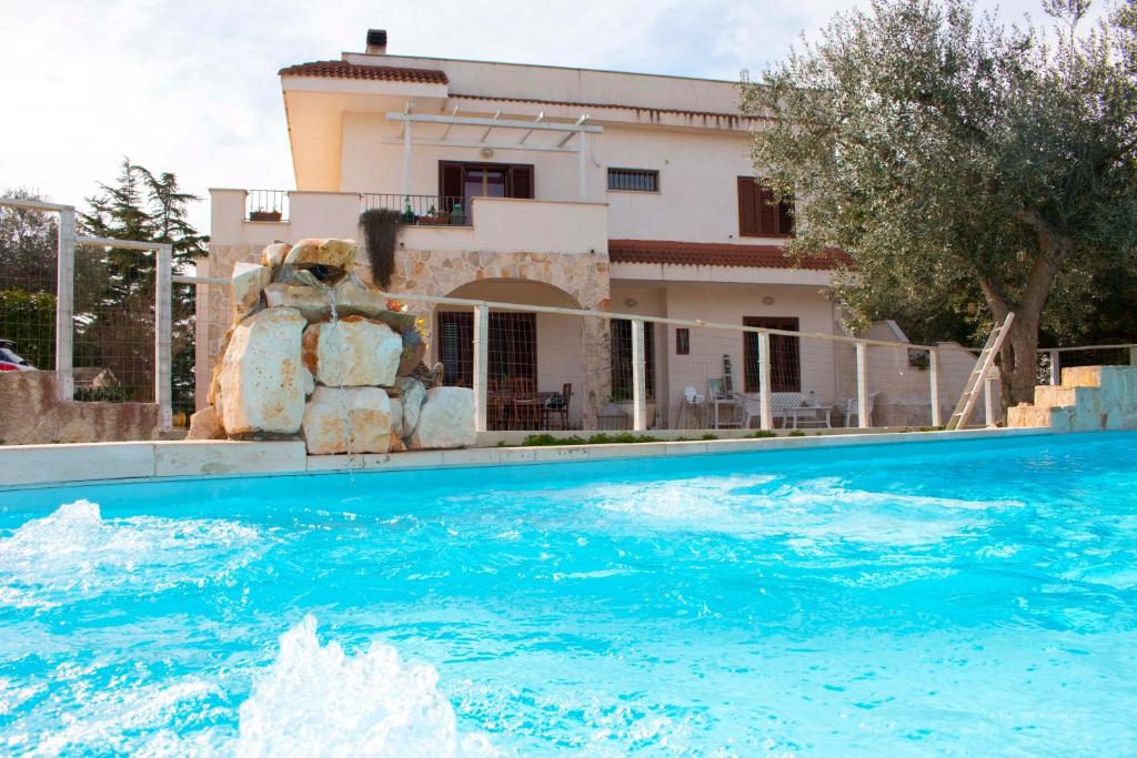una piscina frente a una casa en B&B Villa Nonna Maria, en Castellana Grotte