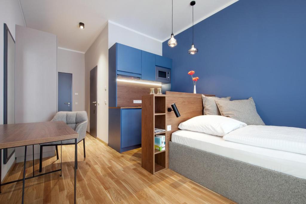 Un pat sau paturi într-o cameră la Brera Serviced Apartments Ulm