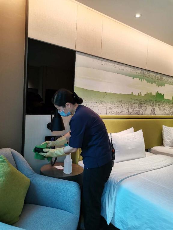 Postel nebo postele na pokoji v ubytování Hampton by Hilton Guangzhou Tianhe Sports Center-Free Shuttle Bus to Exhibition During Canton Fair Period