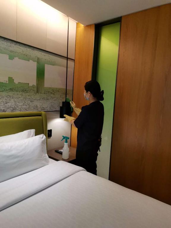 Postel nebo postele na pokoji v ubytování Hampton by Hilton Guangzhou Tianhe Sports Center-Free Shuttle Bus to Exhibition During Canton Fair Period