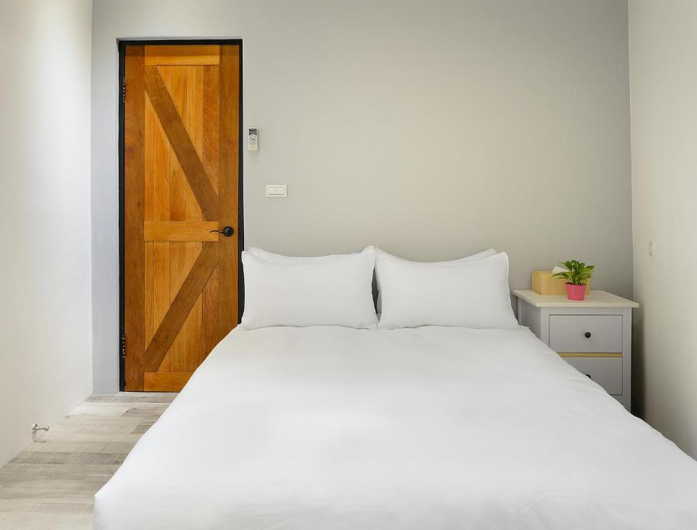 Postel nebo postele na pokoji v ubytování Donggang Jingdi B&B