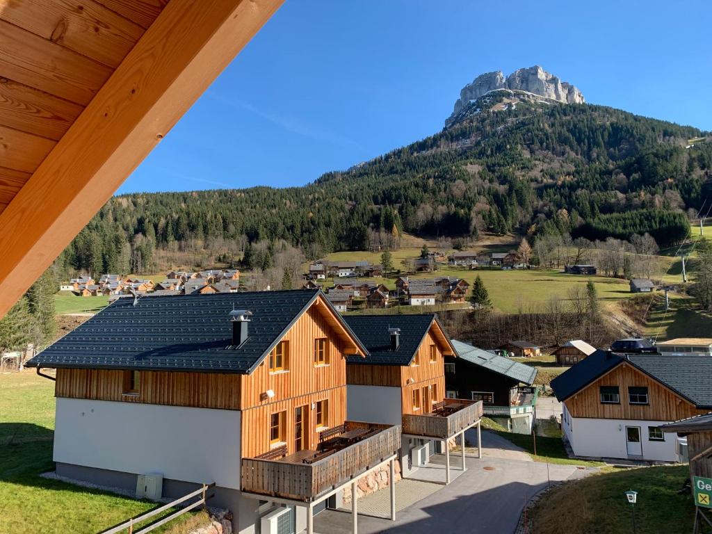 アルタウスゼーにあるFerienresort Altaussee-Loserの家屋と山のある村の景色