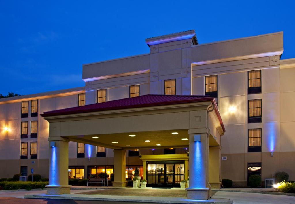 uma representação de um hotel com um edifício em Holiday Inn Express Indianapolis South, an IHG Hotel em Indianápolis