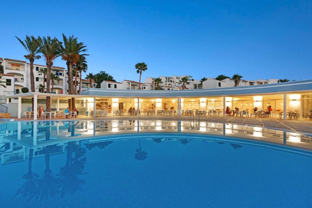 una gran piscina frente a un edificio en TRH Tirant Playa en Fornells