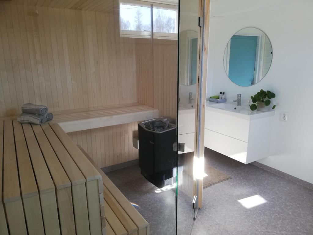 y baño con aseo, lavabo y espejo. en Large apartment with sauna in central Mora, en Mora