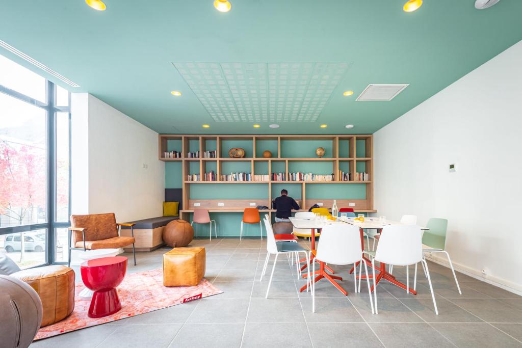 Posezení v ubytování Hostel Le Hüb Grenoble
