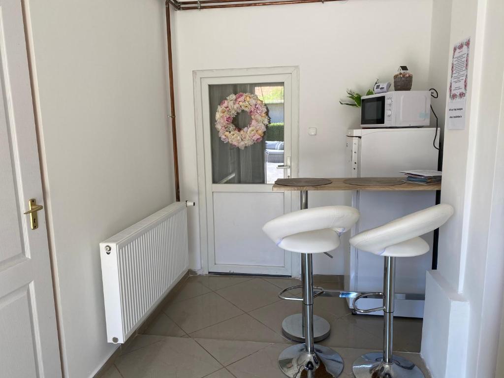 A kitchen or kitchenette at Virág Vendégház