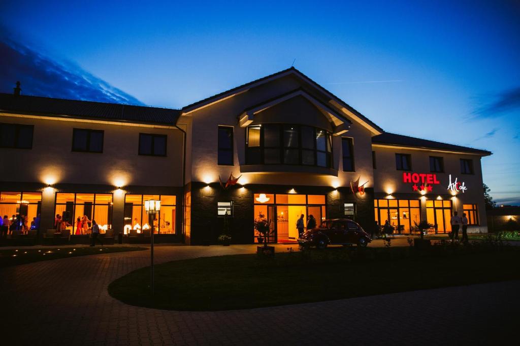 uma vista nocturna de um edifício com um hotel em HOTEL Art Cafe em Nakło nad Notecia