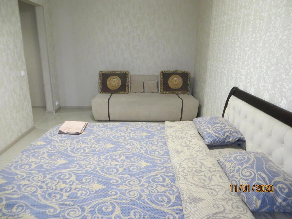 Tempat tidur dalam kamar di Замечательная квартира с современным ремонтом рядом с метpо Холодная гора