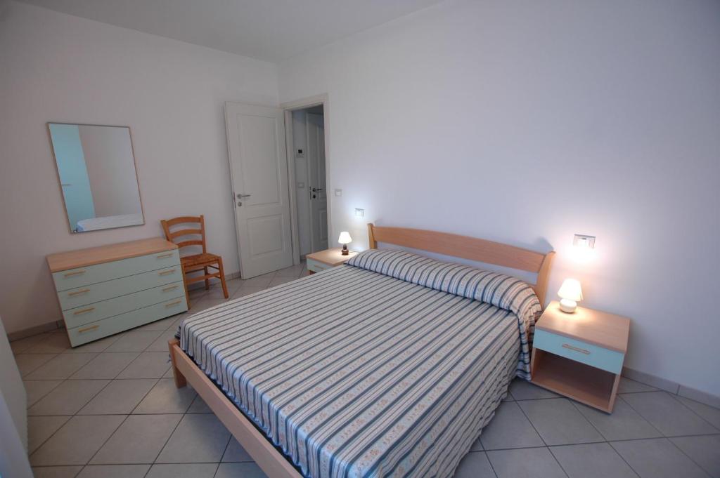 カスティリョンチェッロにあるI Pungentiのベッドルーム1室(ベッド1台、ドレッサー、鏡付)