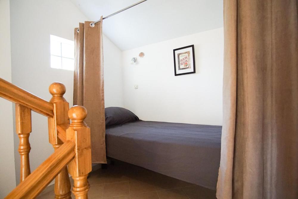 Posteľ alebo postele v izbe v ubytovaní 3 Bedroom Beach House with private sea access