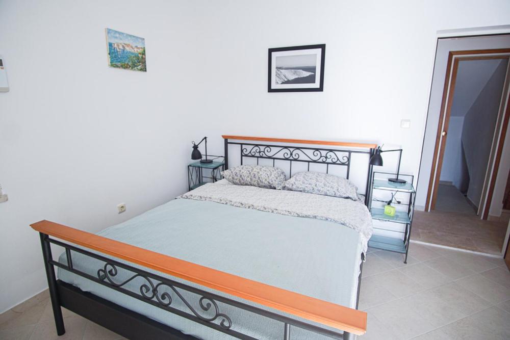 Posteľ alebo postele v izbe v ubytovaní 3 Bedroom Beach House with private sea access