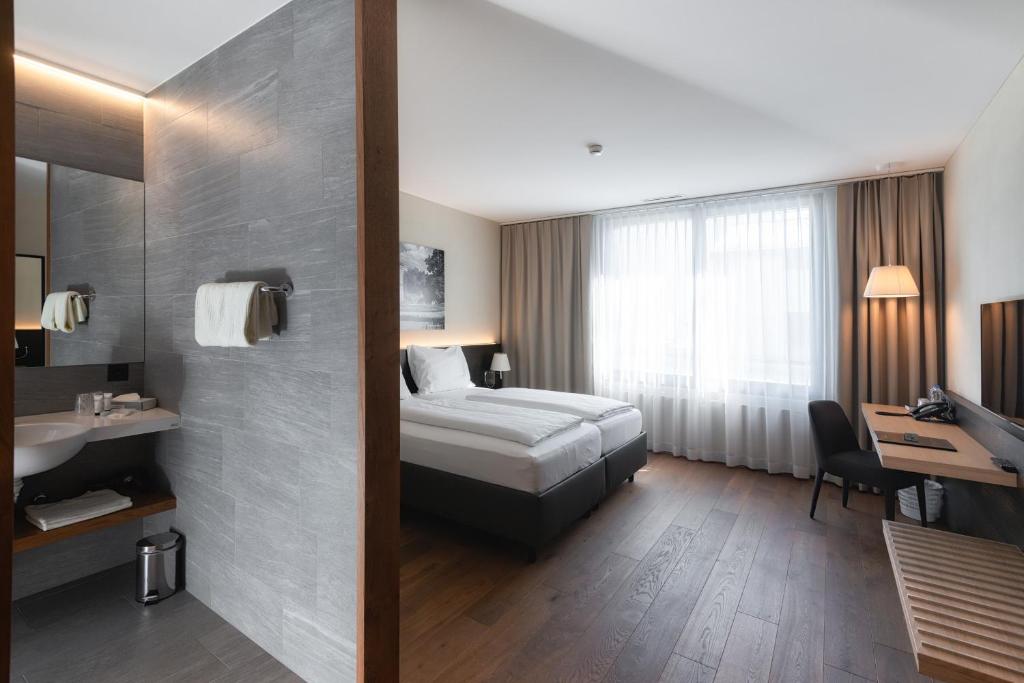 Postel nebo postele na pokoji v ubytování Hotel one66 (free parking garage)