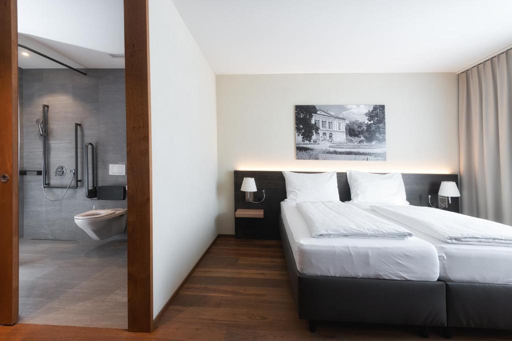Postel nebo postele na pokoji v ubytování Hotel one66 (free parking garage)