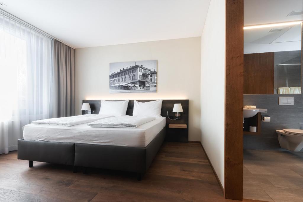 Postel nebo postele na pokoji v ubytování Hotel one66 (free parking garage)
