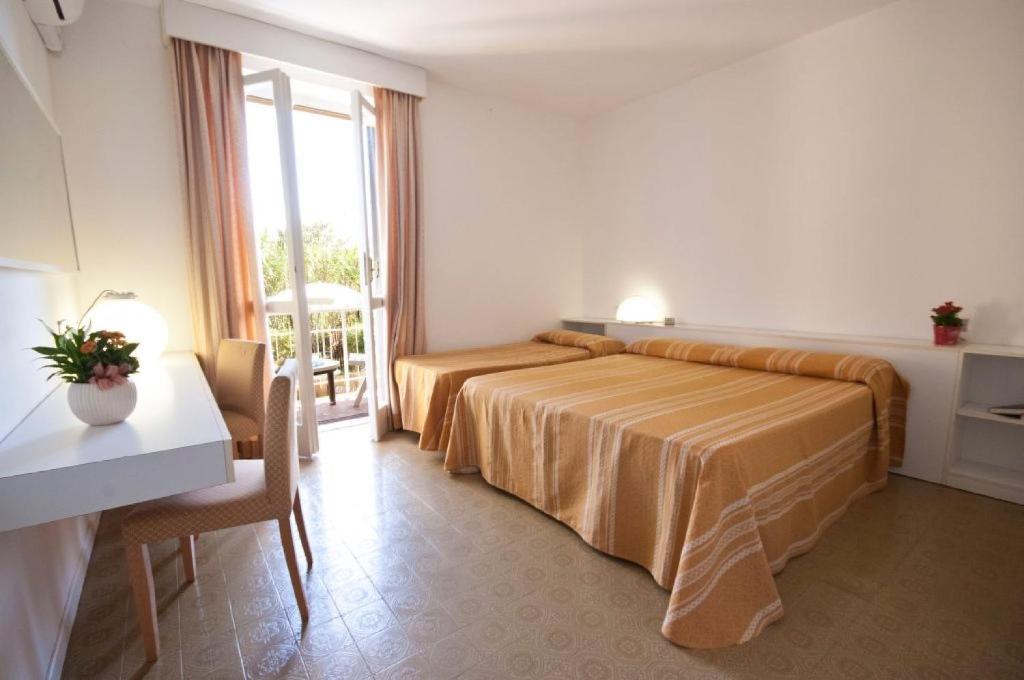 Кровать или кровати в номере Residence Golfo Della Lacona