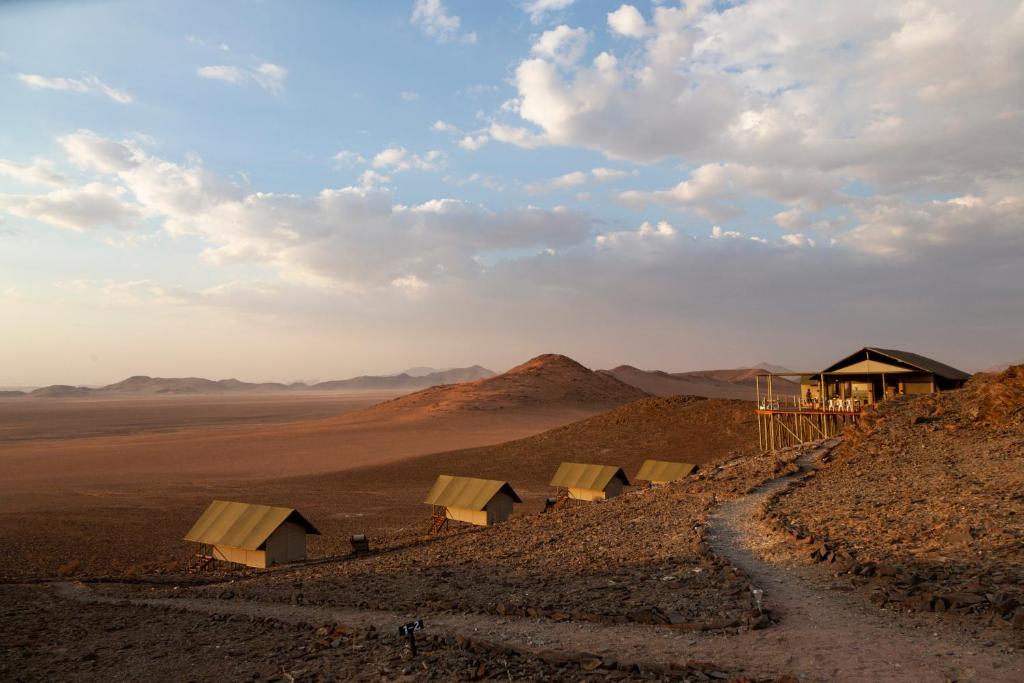 grupa chatek na środku pustyni w obiekcie Kanaan Desert Retreat w mieście Helmeringhausen
