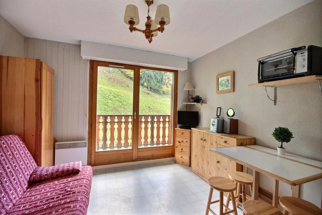 Il comprend un salon avec une cuisine et un balcon. dans l'établissement STUDIO CENTRE STATION -SAINT JEAN D'AULPS STATION - 4 Personnes - PANORAMIQUE 26, à Saint-Jean-dʼAulps
