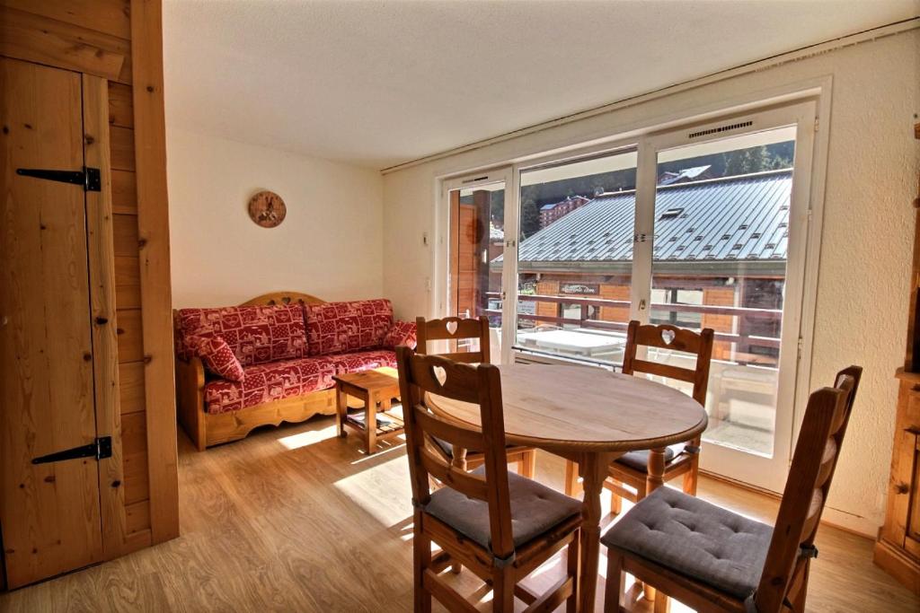 uma sala de estar com uma mesa e cadeiras e um sofá em APPARTEMENT PIED DES PISTES - SAINT JEAN D'AULPS STATION - 4 Personnes - RELAIS S36 em Saint-Jean-dʼAulps