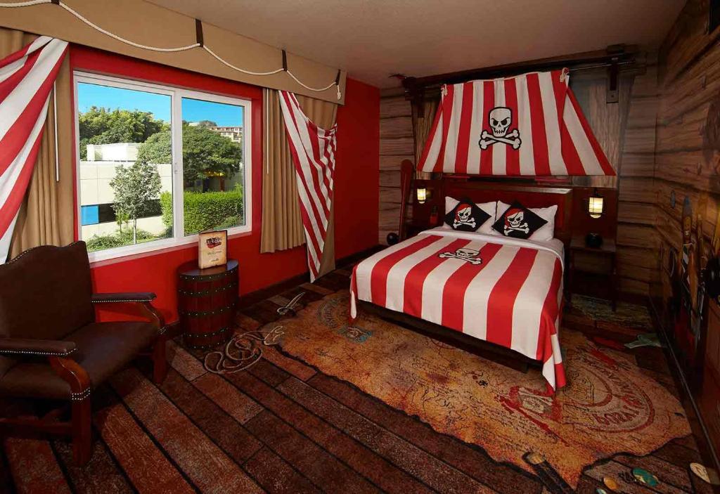 LEGOLAND California Hotel and Castle Hotel - Piraat Volledig Thema Kamer In Legoland Hotel