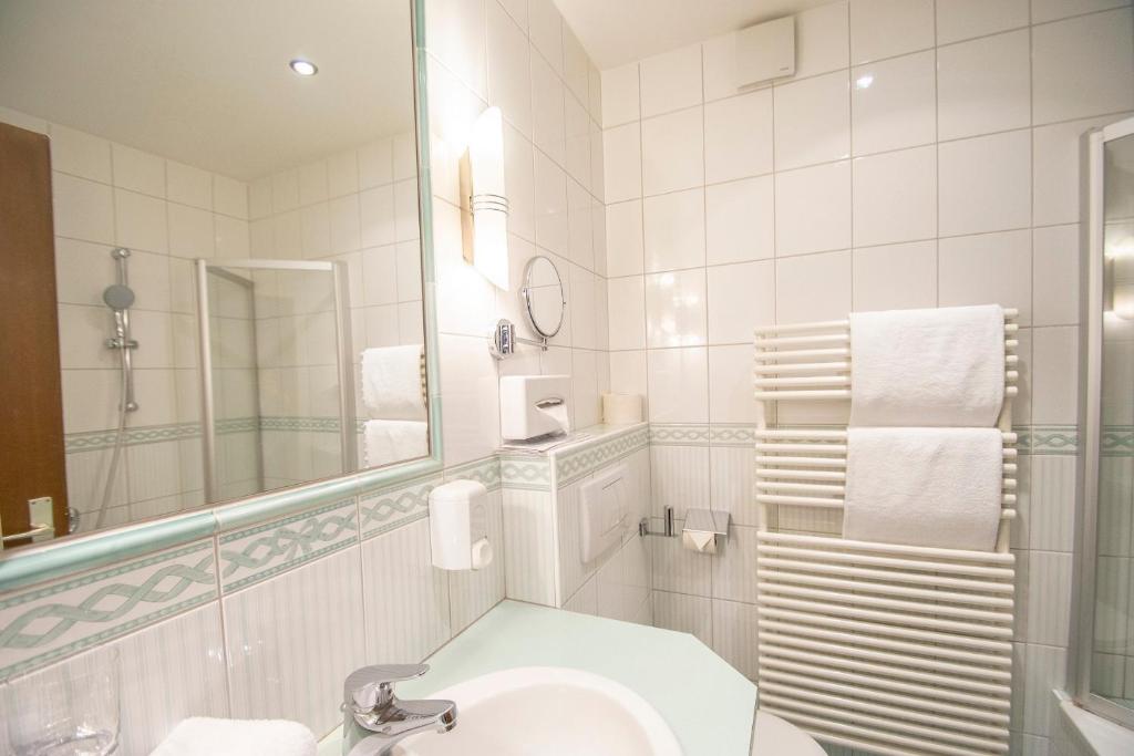 Un baño de Hotel Engel Alberschwende