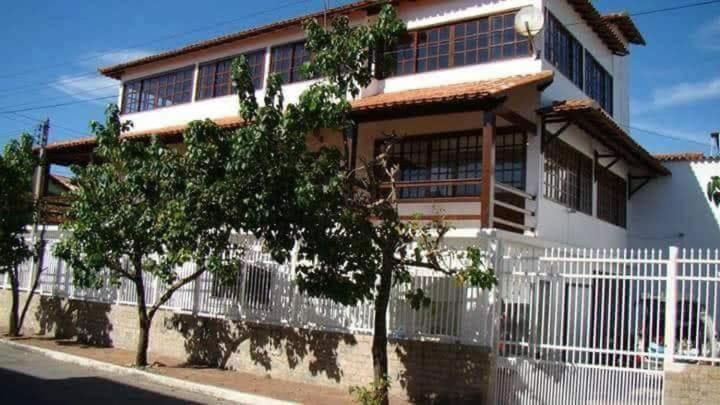 una cerca blanca frente a una casa en Casa Temporada Arraial do Cabo, en Arraial do Cabo