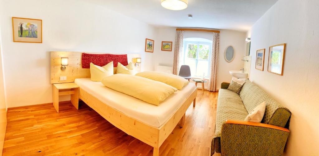 Postel nebo postele na pokoji v ubytování Gasthof Graf