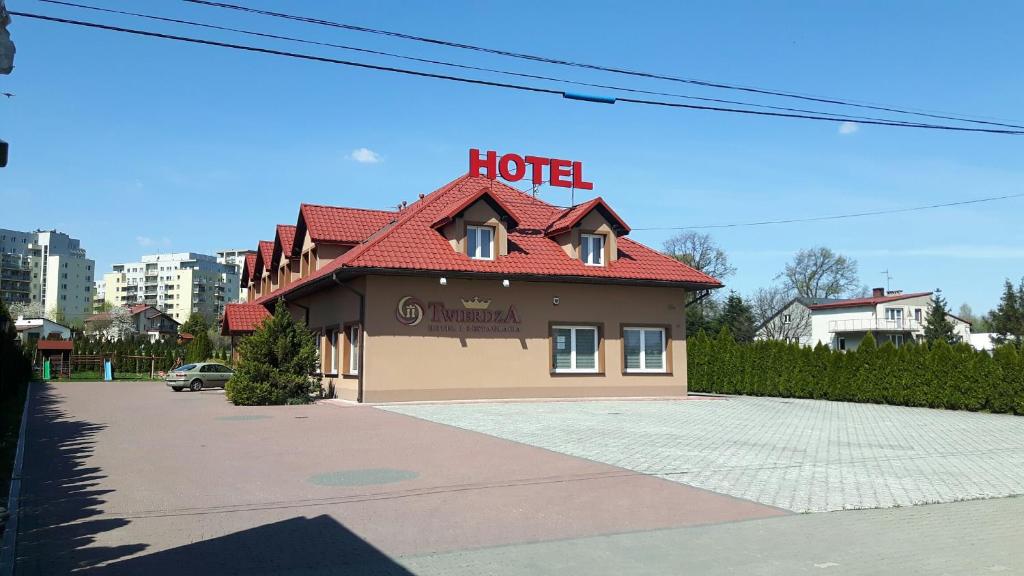 un hotel con techo rojo en una calle en Hotel TWIERDZA, en Rzeszów