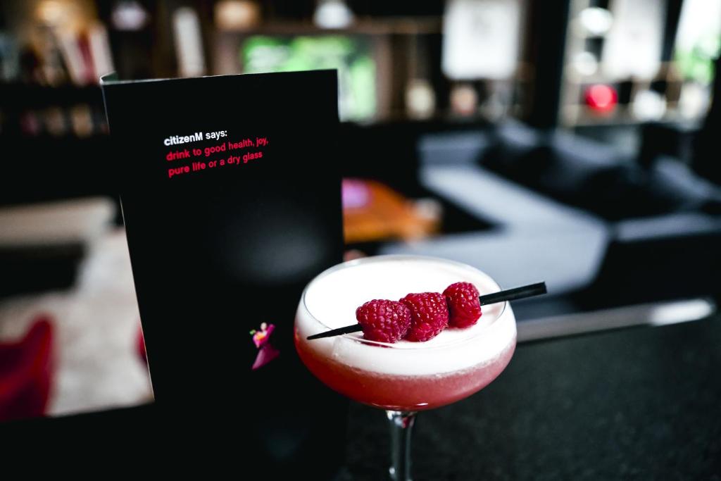 ein Getränk mit Himbeeren auf dem Tisch in der Unterkunft citizenM Seattle South Lake Union in Seattle