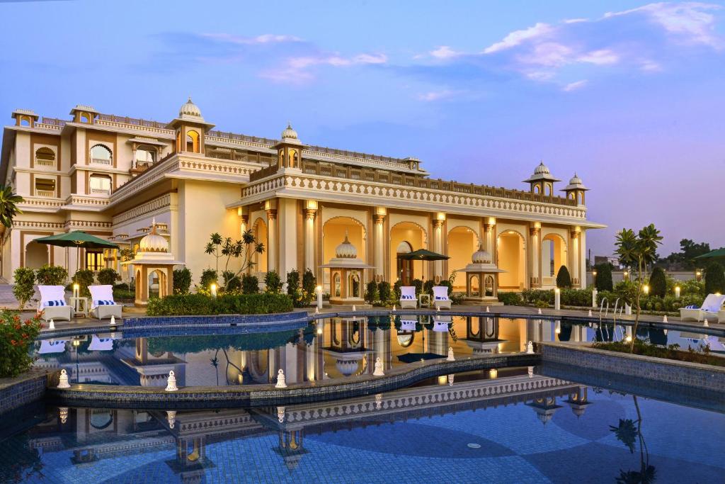 duży budynek z basenem przed nim w obiekcie Indana Palace, Jodhpur w mieście Dźodhpur