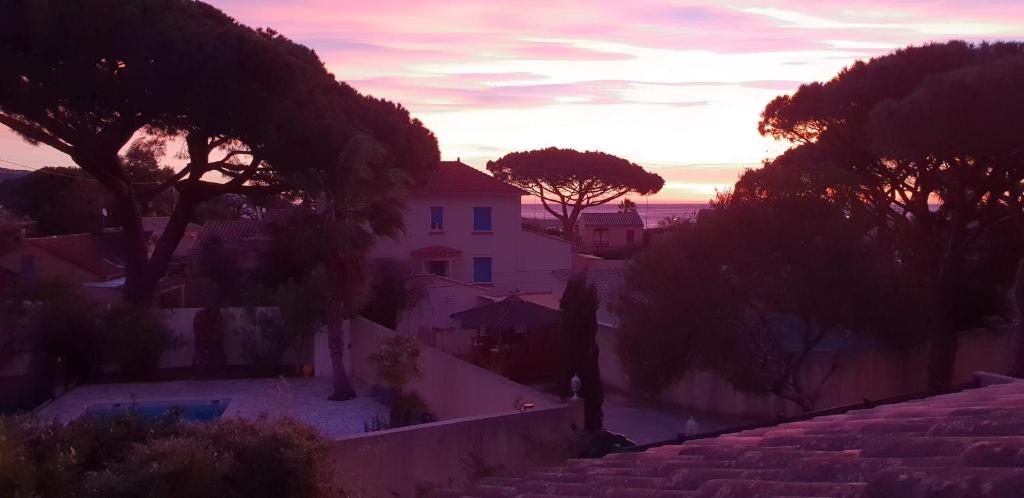 uma vista para uma rua com árvores e um edifício em Mes maisons à la Pinède em Sainte-Maxime